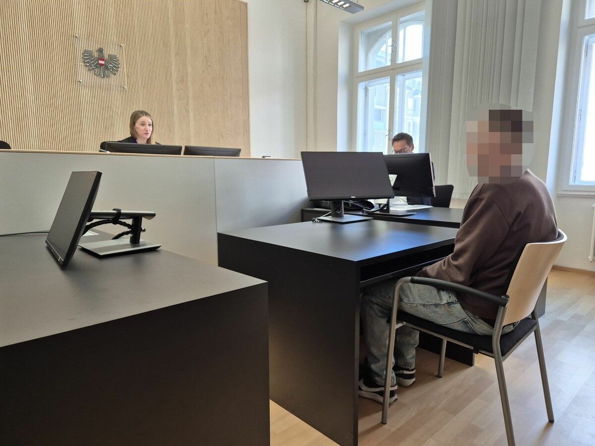 Der Angeklagte bei der Verhandlung am Landesgericht Feldkirch. ⇒ec