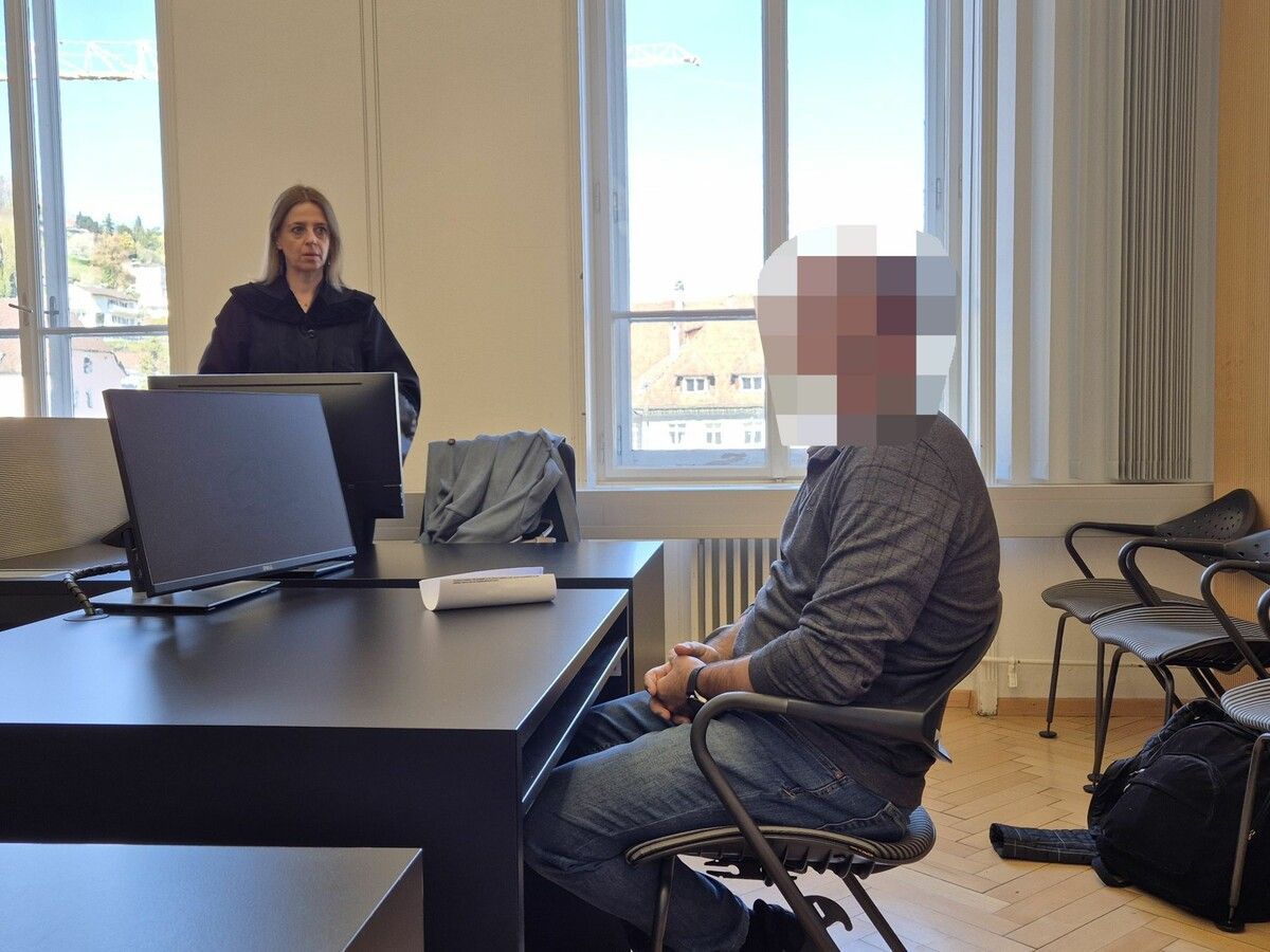 Der Angeklagte mit seiner Verteidigerin Andrea Concin. ⇒eckert