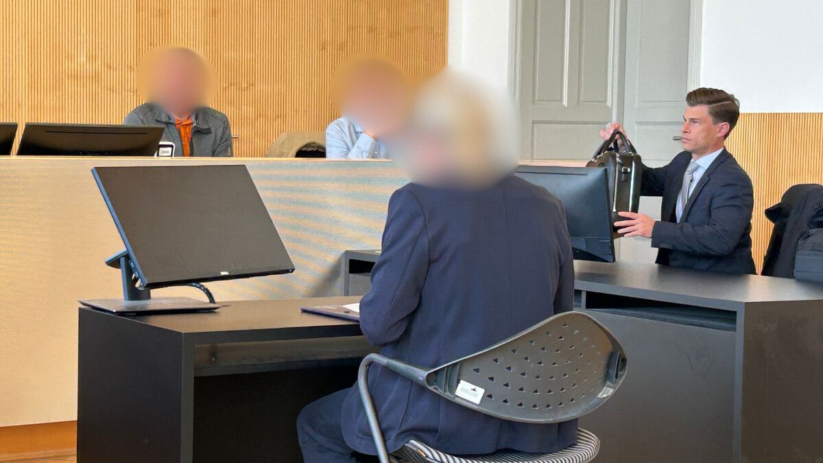 Der Angeklagte muss sich am Montag verantworten. Sein Verteidiger ist Rechtsanwalt Martin Trefalt (r.).⇒vn