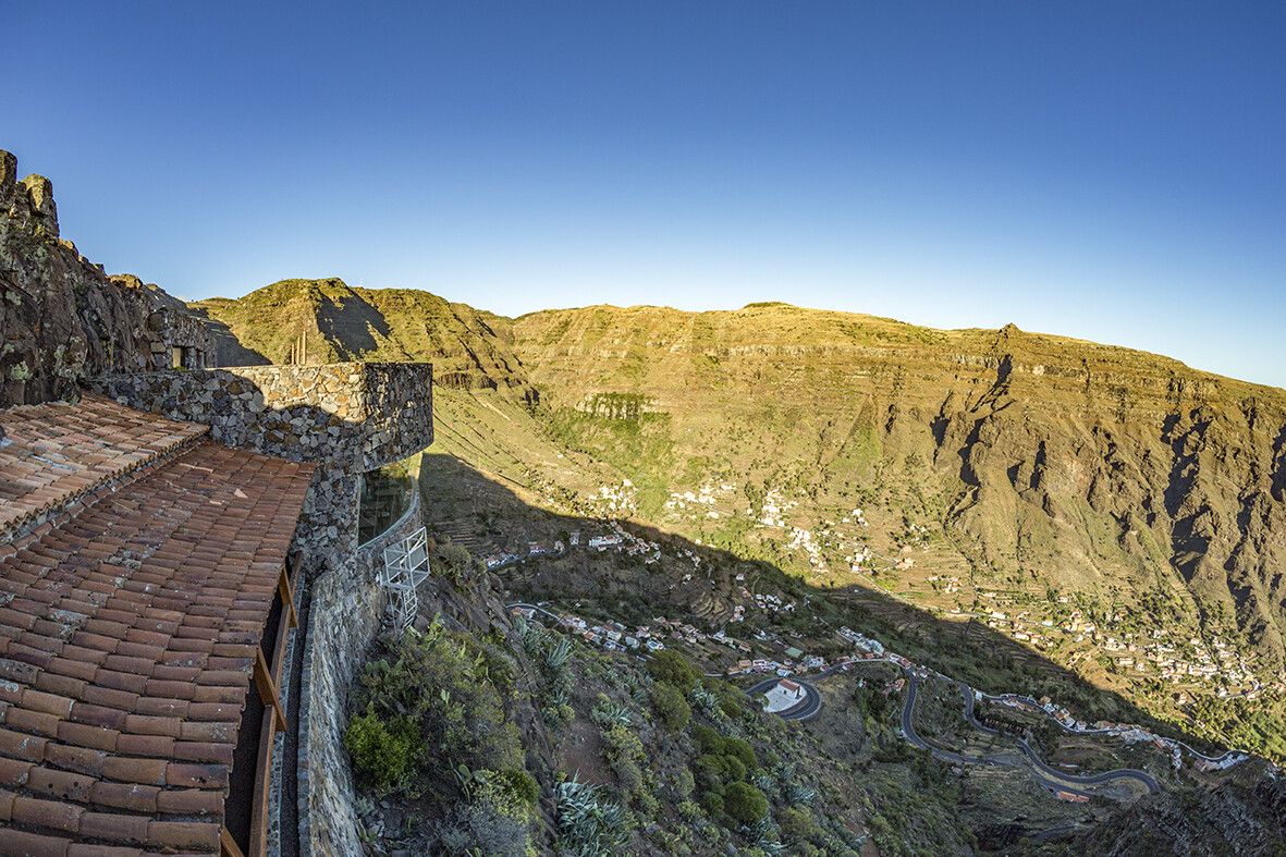 Der Aussichtspunkt bettet sich perfekt in die Natur ein.⇒Shutterstock