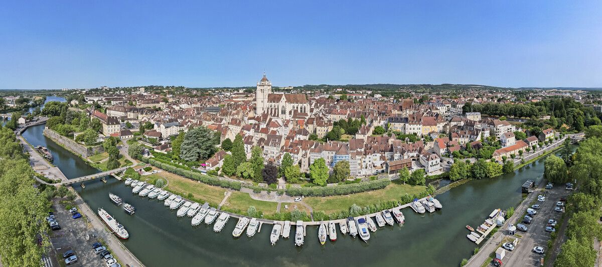 Der Blick von oben auf das schöne Städtchen Dole.⇒Shutterstock