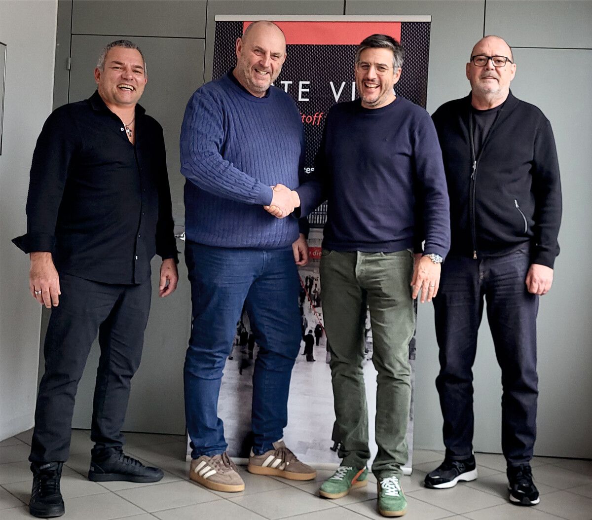 Der Deal wird besiegelt (v.l.): Michael R. Mathis, Norbert Heimpel, Christoph Hausmann und Reinhard Mittersteiner.