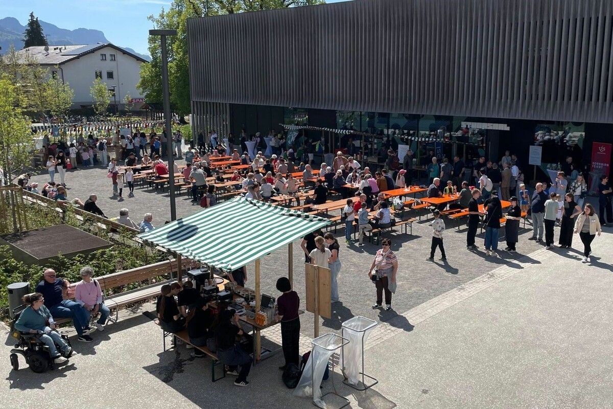 Der Dorfplatz wurde feierlich eingeweiht. ⇒Stadt