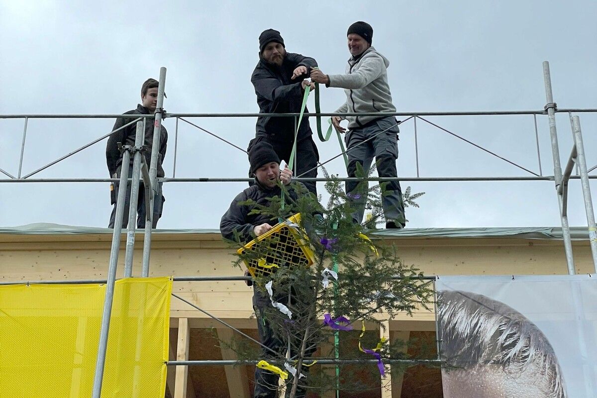 Der Firstbaum wird hochgezogen. ⇒Stadt