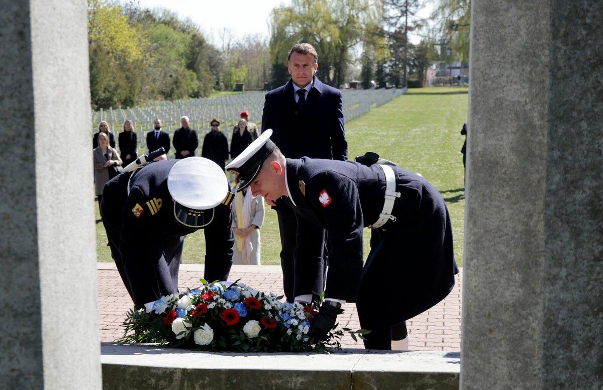 Der französische Präsident Emmanuel Macron bei der Kranzniederlegung auf dem französischen Soldatenfriedhof in Danzig.