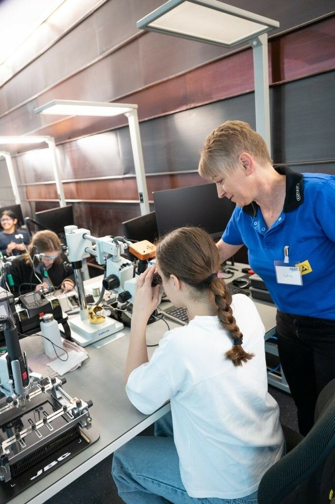 Der GIRLS’DAY ermutigt Mädchen, Neues auszuprobieren und eigene Stärken zu entdecken.⇒BIFO