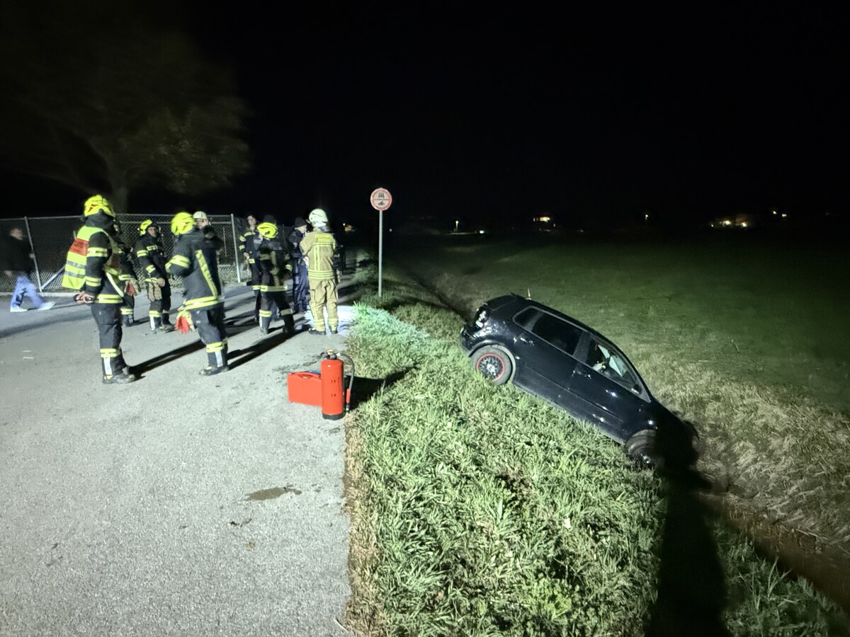 Der Lenker übersah das Fahrbahnende – der Pkw landete im Graben. ⇒VOL.AT/VLACH