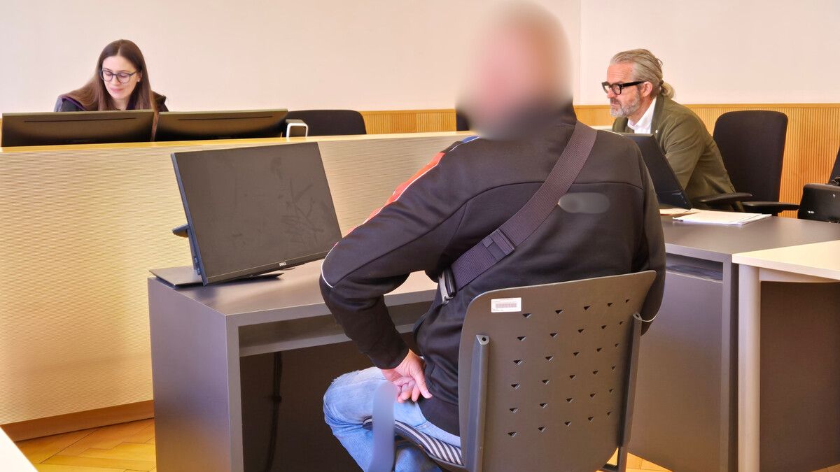 Der Mann ärgerte sich über das Interesse an seinem Prozess.⇒EC