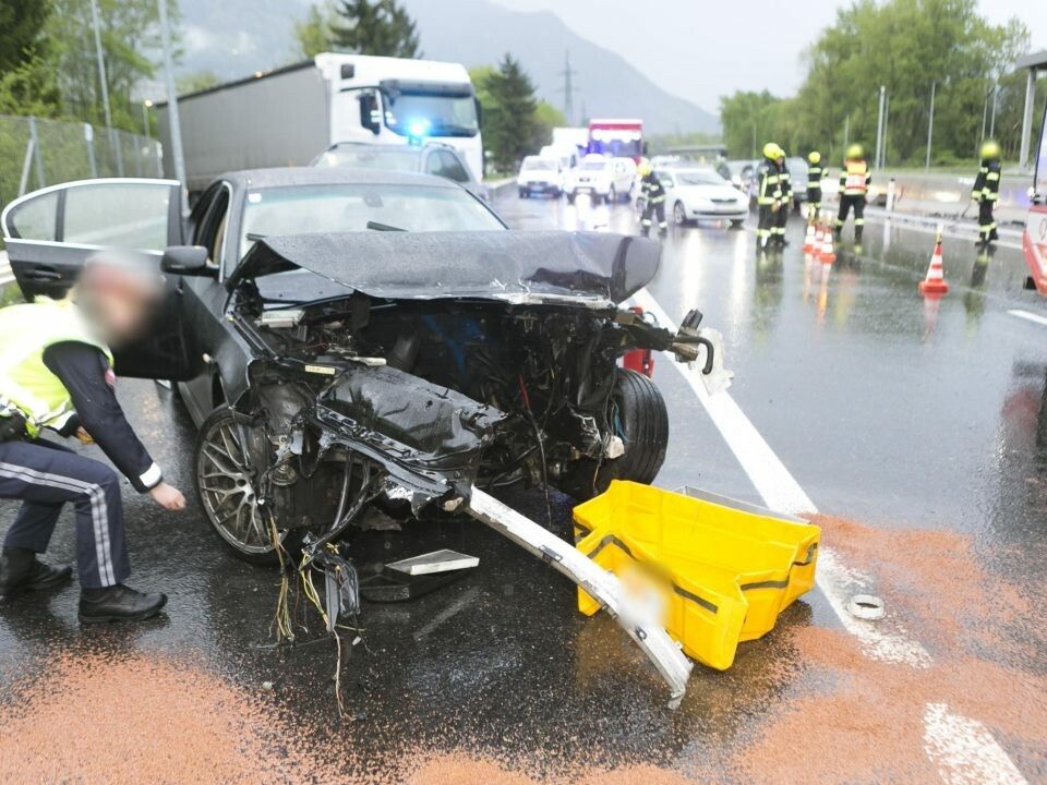 Der Motorblock des Fahrzeugs wurde beim Unfall herausgeschleudert. ⇒VOL.AT/Mathis