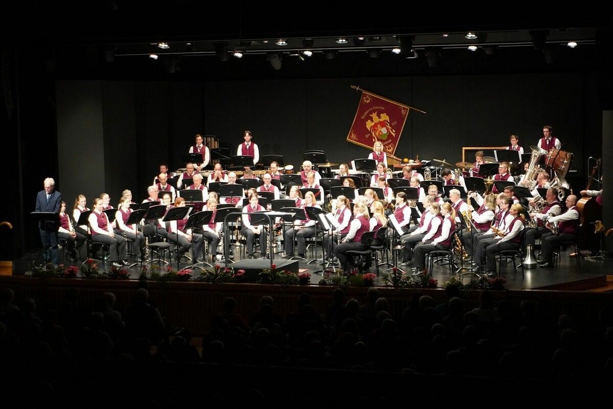 Der MV Concordia Lustenau feiert beim Frühjahrskonzert die Uraufführung von „Touren der Zeit“ von Gilbert Tinner.⇒Concordia Lustenau
