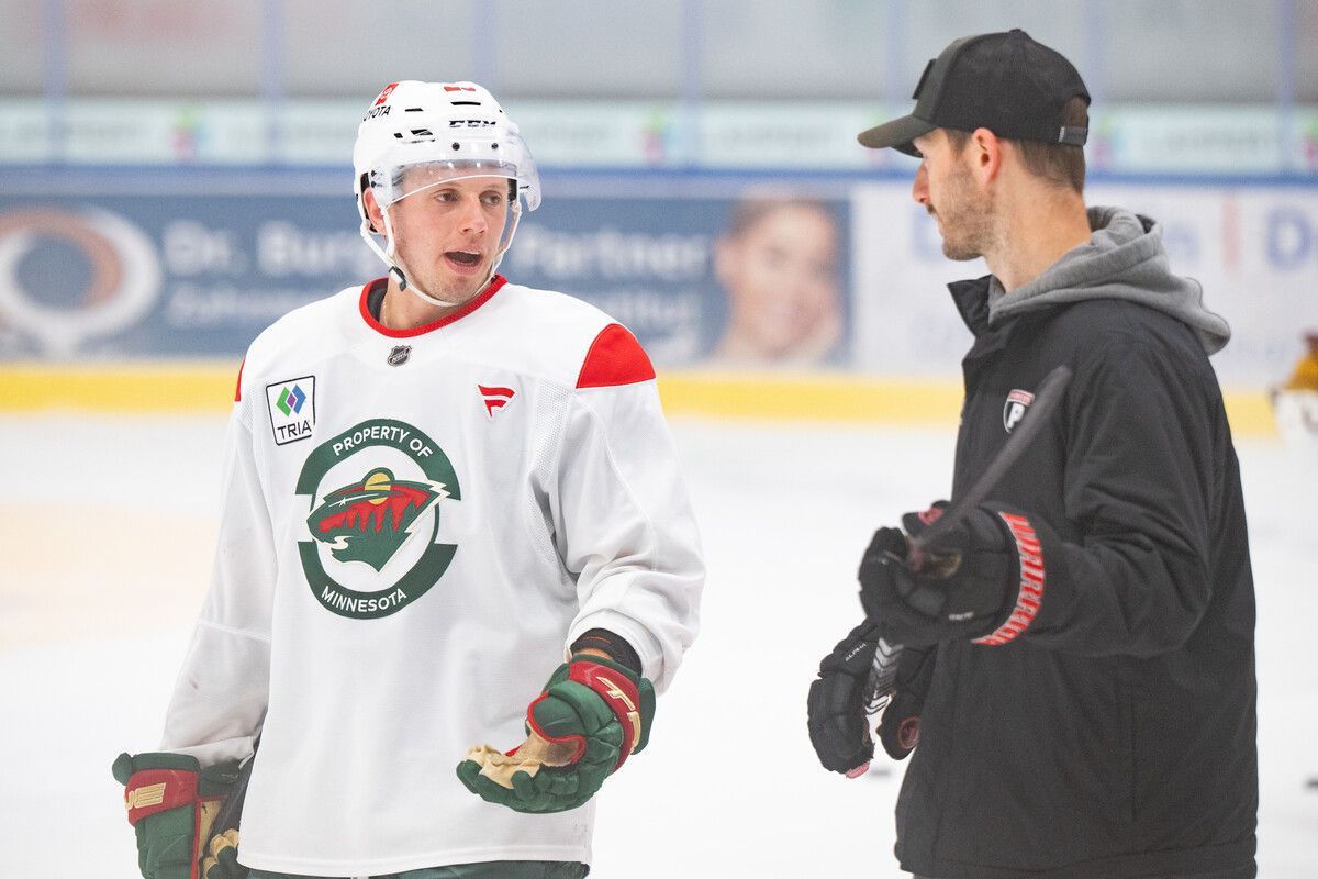 Der NHL-Profi Marco Rossi (li) hat den ehemaligen Gasthof Frick in Muntlix gekauft.⇒VN-Archiv/Serra
