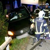 Pkw kracht in Mauer und stoppt nach 26 Metern