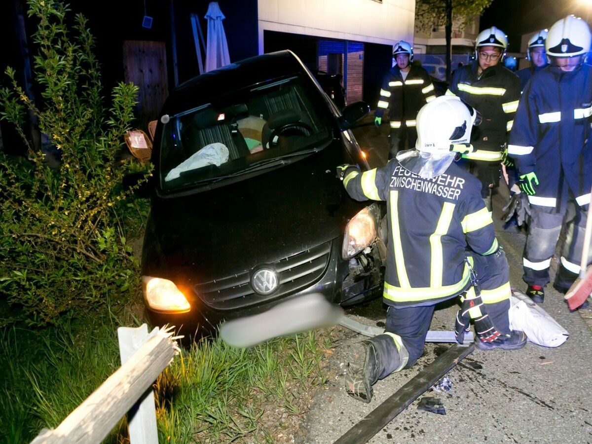 Der Pkw kam abseits der Fahrbahn zum Stillstand und wurde von der Feuerwehr gesichert. ⇒Mathis Fotografie
