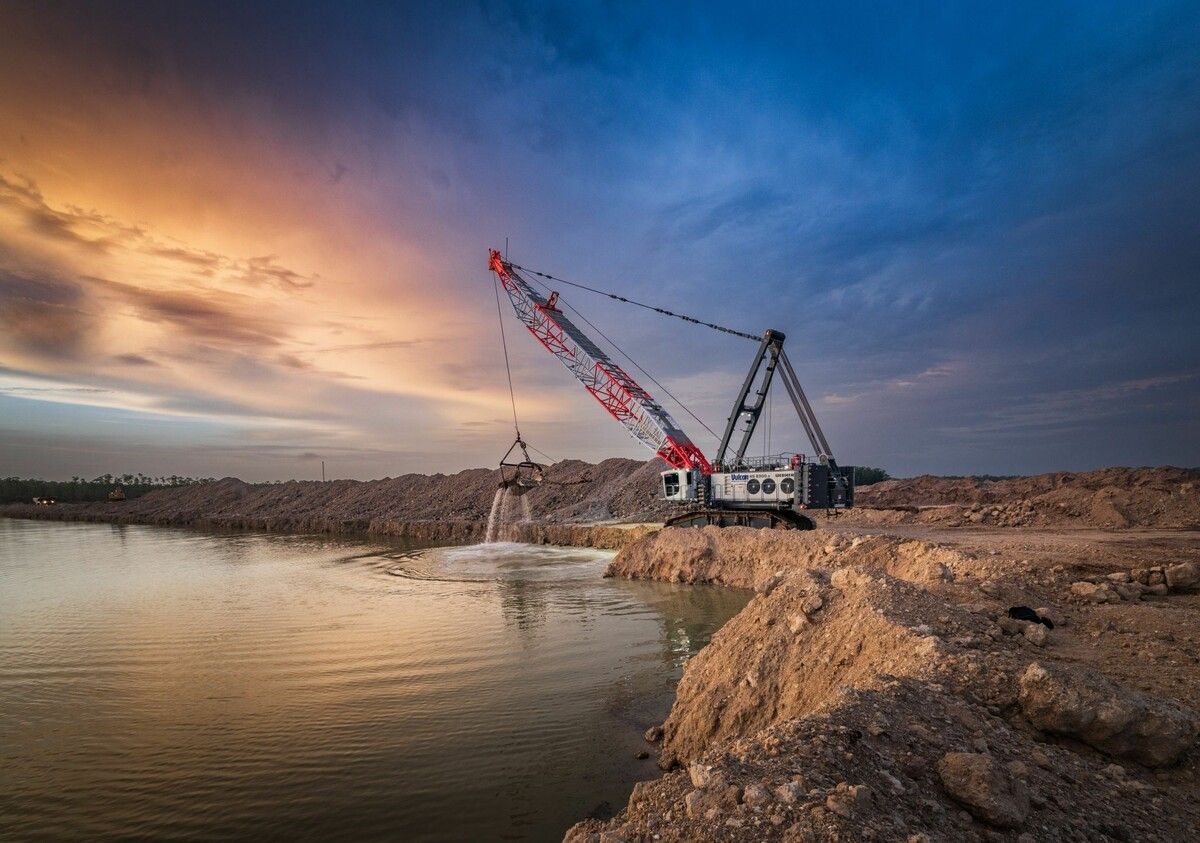 Der Seilbagger HS 8300 zeigt bei der Kiesgewinnung in Fort Myers eindrucksvoll seine Leistungsstärke. ⇒Liebherr (3)