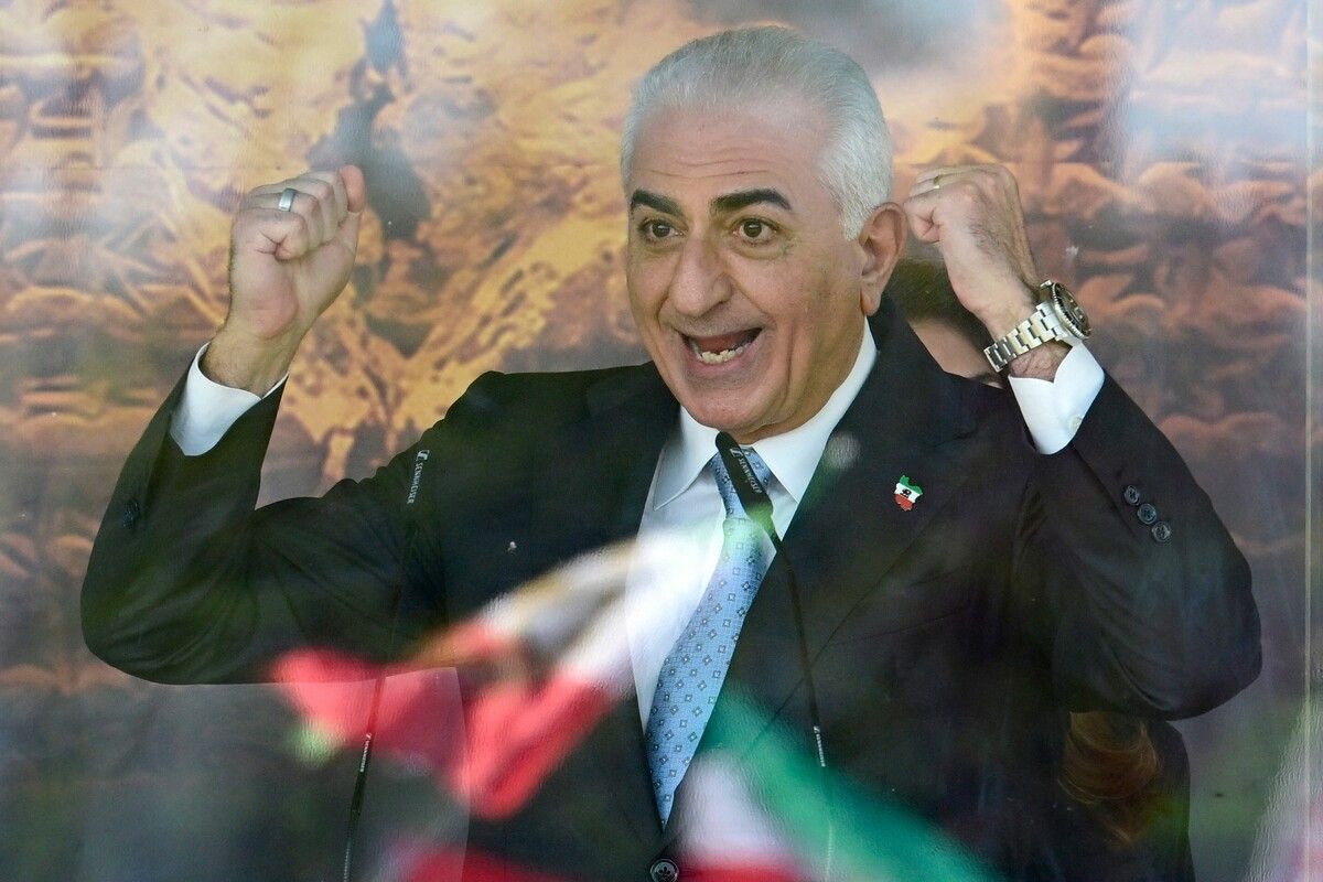 Der Sohn des letzten Schahs von Iran, der im Exil lebende Kronprinz Reza Pahlavi spricht zu seinen Anhängern bei einer Demonstration in Berlin.
