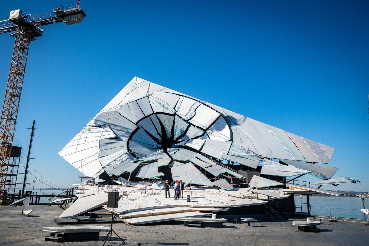 Der Spiegel hat rund 700 Quadratmetern Fläche und ist ungefähr 28 Meter hoch.⇒VN/Rhomberg