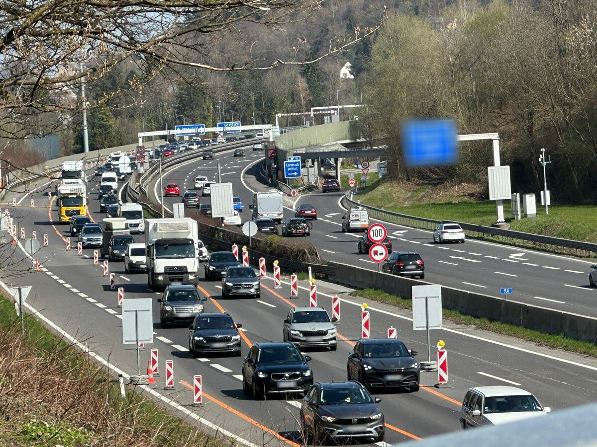 Der starke Reiseverkehr Richtung Süden sorgte am Karfreitag rund um Bregenz für kilometerlange Verzögerungen.⇒vol.at
