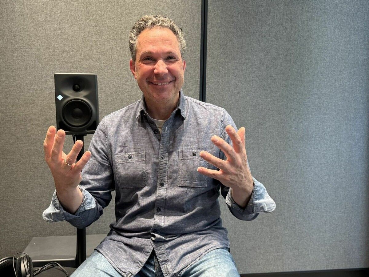 Der technische Direktor Wolfgang Urstadt redet gerne mit den Händen. ⇒dos