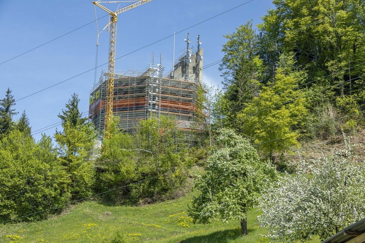 Der Turm, der wie ein überdimensionaler Kamin aus dem Gelände ragt, ist knapp 40 Meter hoch. ⇒VN/Paulitsch