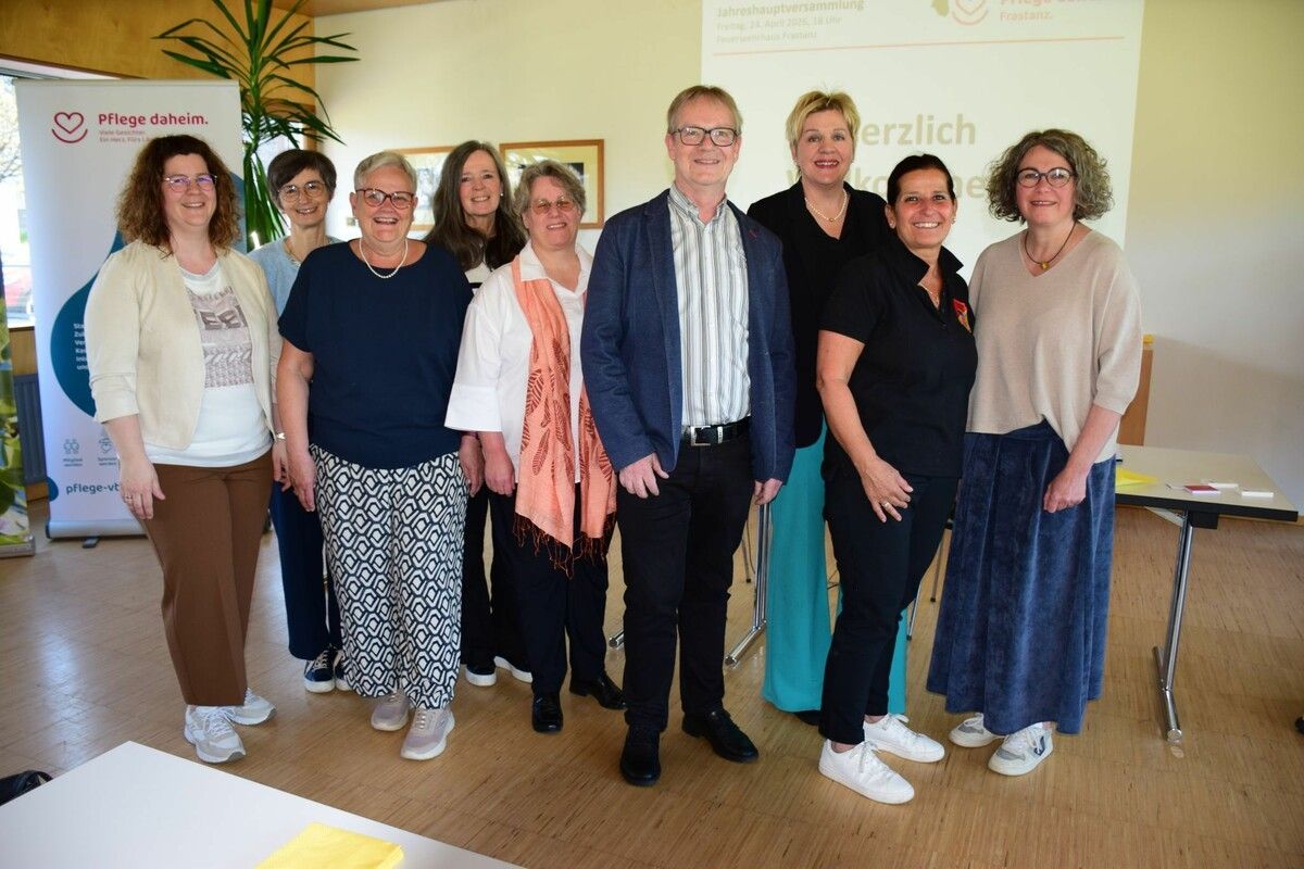 Der Vorstand des Krankenpflegevereins Frastanz v. l.: Sandra Tiefenthaler, Sabine Bertsch, Heidi Tiefenthaler, Katharina Pichler, Sonja Fritz, Thomas Welte, Michaela Gort, Kornelia Spiß ud Barbara Martin.⇒kpv frastanz (3)