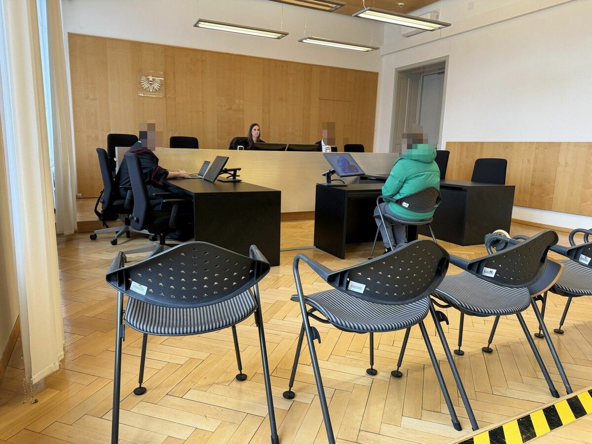 Die 21-Jährige Angeklagte im Gerichtssaal vor der Richterin.⇒VOL.AT/Weber