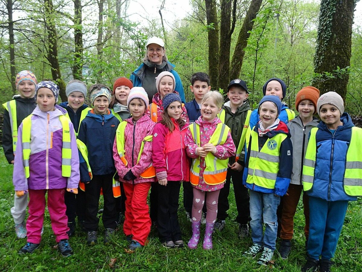 Die 2a der VS Leopold erkundete gemeinsam mit Naturführerin Ulrike Larsen essbare Kräuter.⇒Cth (3)