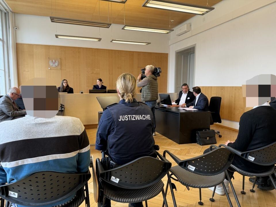 Die Beiden Angeklagten vor dem Schöffengericht.⇒VOL.AT/Weber