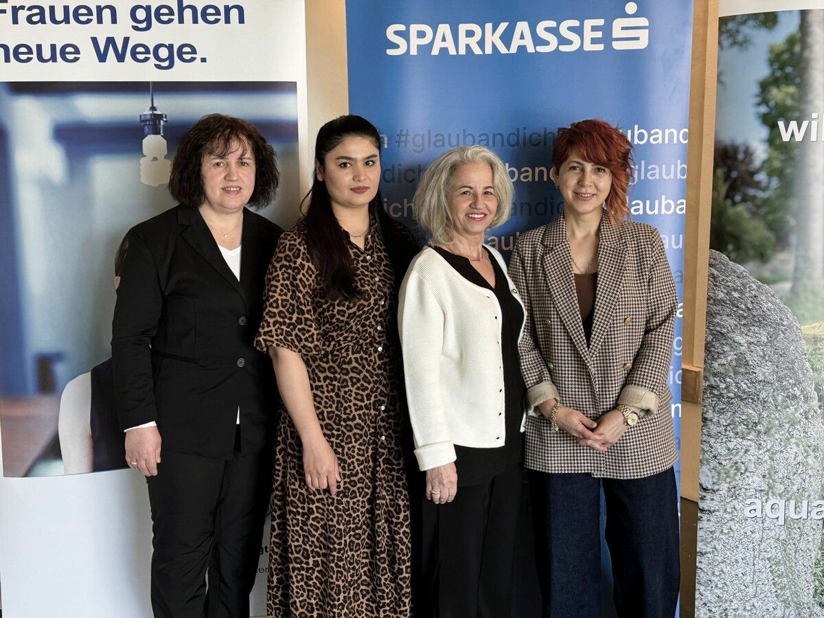 Die Biografiegeberinnen Xhevaire Z., Taiba M., Leyla K. und Hürriyet K. bei der Filmprmiere des Projekts „Frausein.Stimme.Geben.“⇒Sigrid Juen