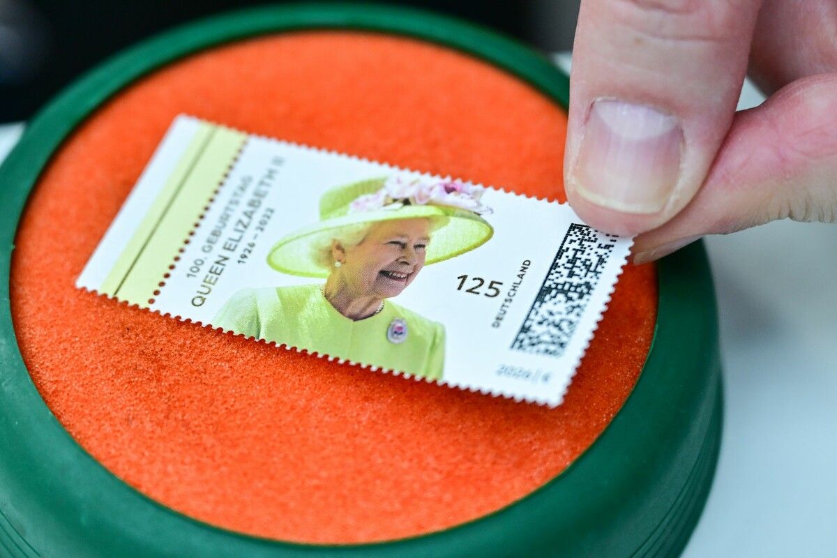 Die Deutsche Post ehrt Queen Elizabeth II. mit einer Sonderbriefmarke.⇒dpa
