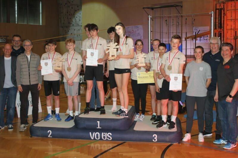 Die drei Ersten des Ninja-Finales in Feldkirch-Gisingen mit den Veranstaltern und Unterstützern. ⇒VN/TK