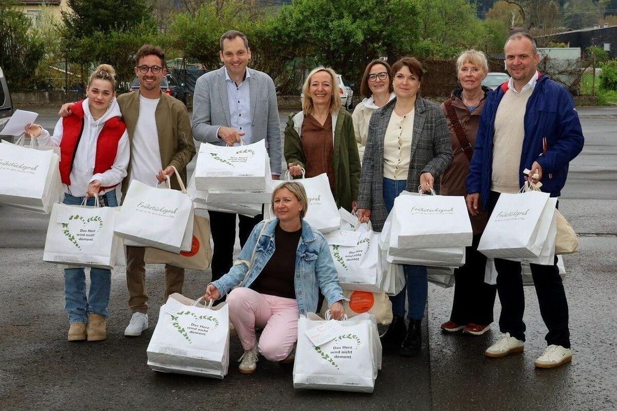 Die ehrenamtlichen Frühaufsteher und Brötchenverteiler mit bürgermeisterlicher Unterstützung von Andreas Kresser aus Hörbranz, Lukas Greussing aus Möggers und Nico Flachsenberger aus Eichenberg.⇒chf