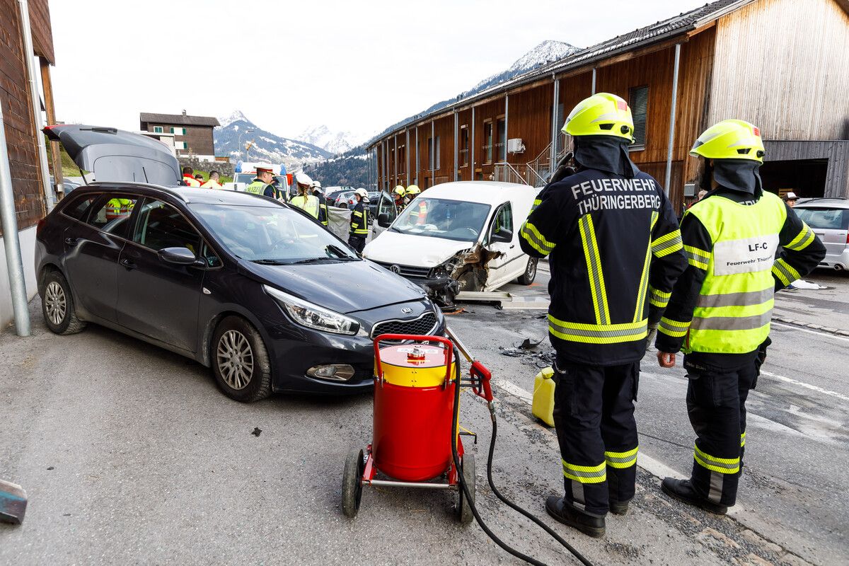 Die Feuerwehrleute hatten es nicht weit zum Einsatzort - der Unfall passierte vor dem Feuerwehrhaus. ⇒Hofmeister