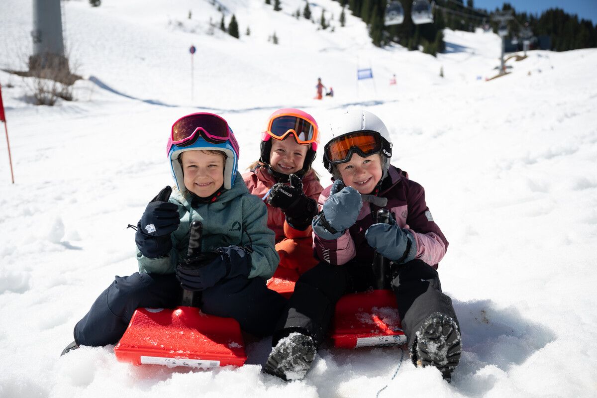 Die Freundinnen, Paulina, Alma und Greta vergnügten sich in Warth mit ihren Bobs ein letztes Mal im Schnee⇒VN/Serra
