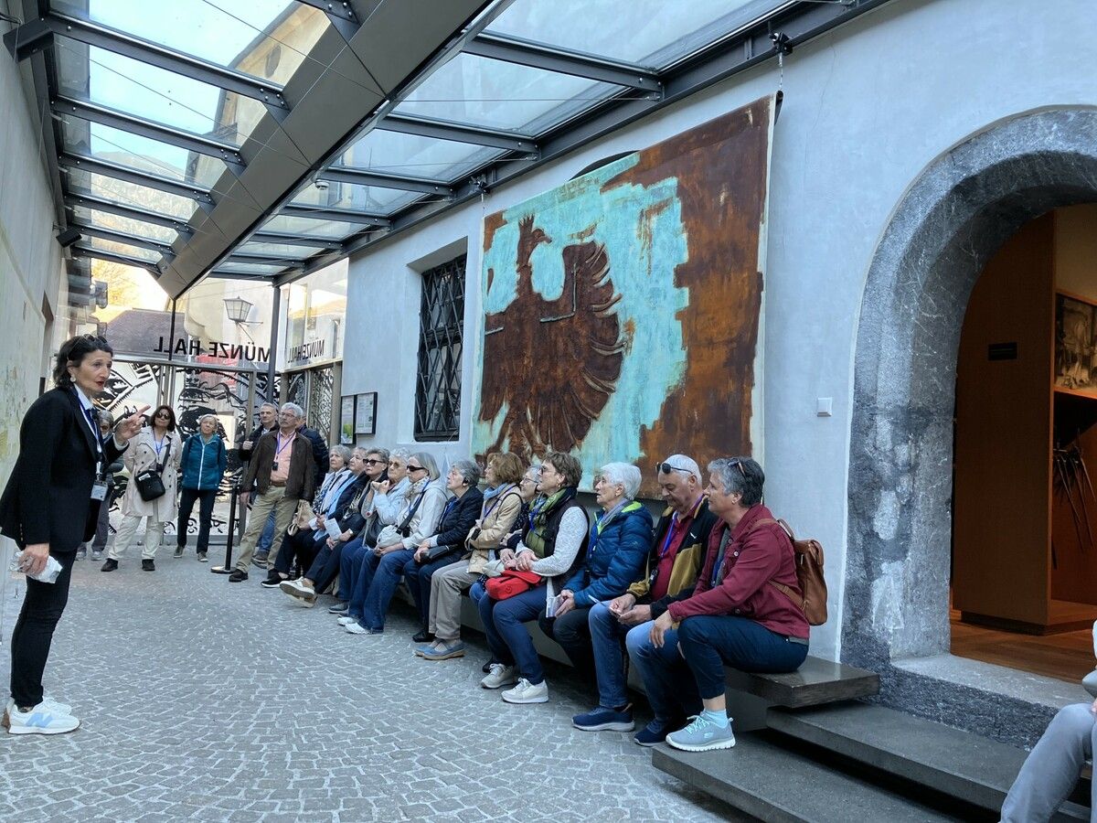 Die Gruppe erkundet Hall und Rattenberg mit spannenden Einblicken in Münzgeschichte und Tiroler Stadtleben. ⇒Vorarlberg 50Plus Lustenau