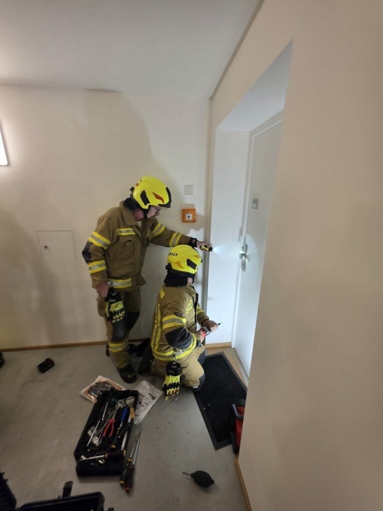 Die Harder Feuerwehr bei der Türoffnung. ⇒FW Hard