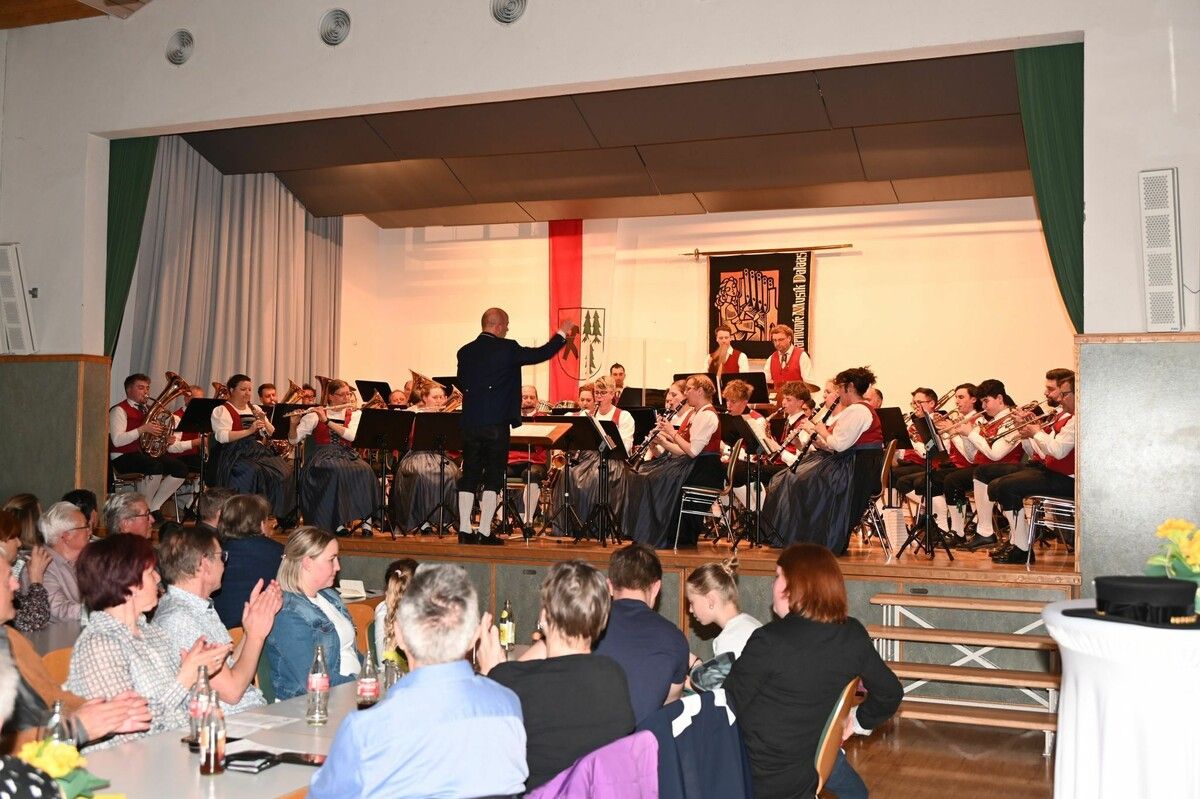 Die Harmoniemusik Dalaas lud zum traditionellen Osterkonzert.⇒DOB