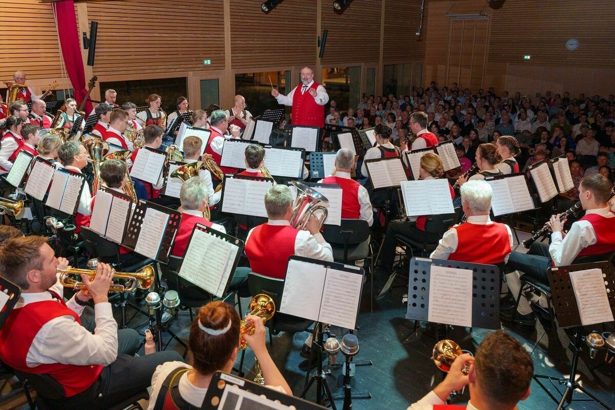 Die Harmoniemusik Vandans unter Dirigent Bernhard Rohrer begeisterte mit ihren „Klanghorizonten“. ⇒Alexander Stoiser (3)