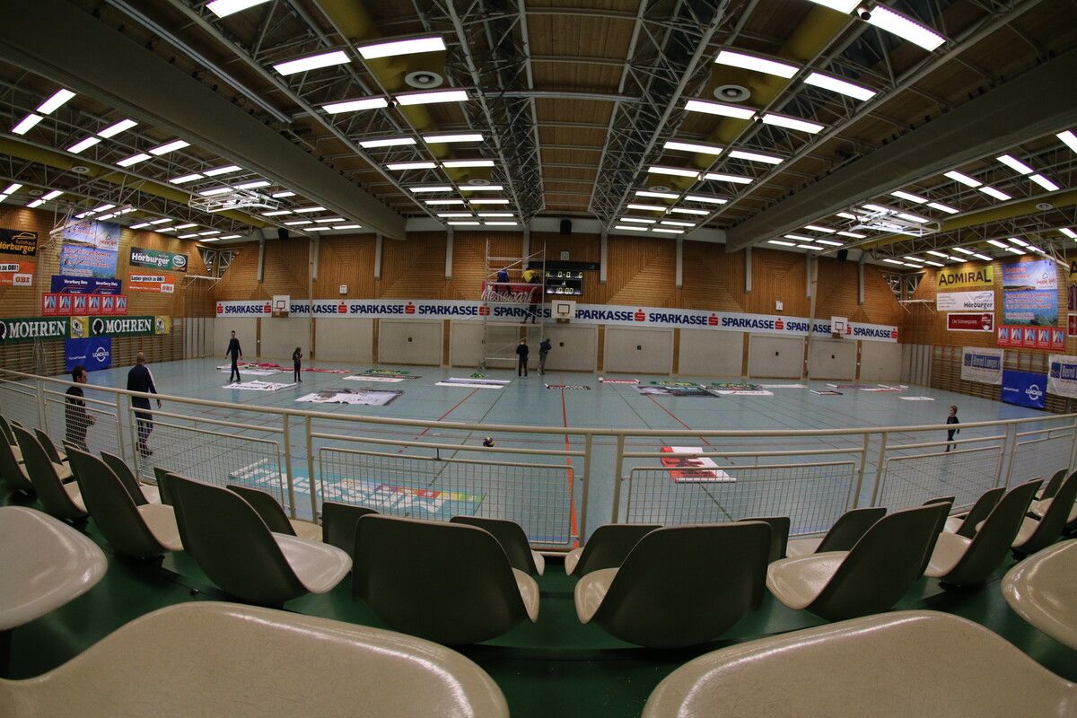 Die Höhe der Hofsteighalle misst 6,80 m, für die Volleyball-Bundesliga sind jedoch neun Meter vorgeschrieben.⇒Knobel