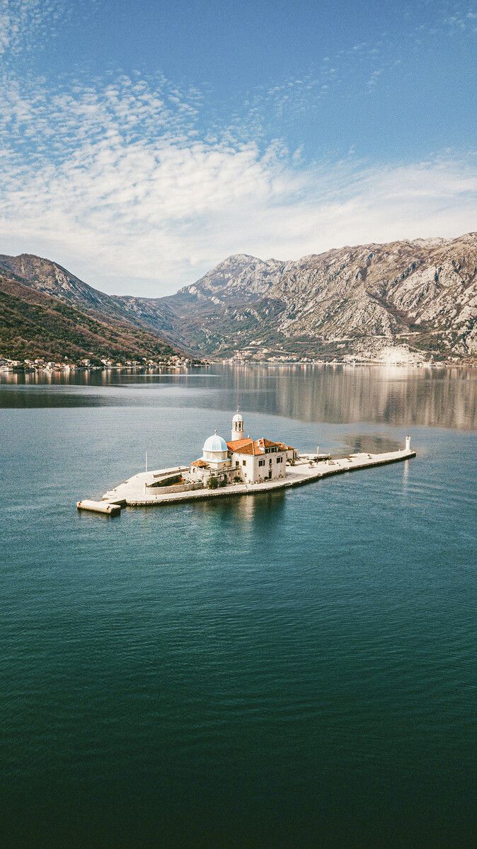 Die Inselkirche Gospa od Škrpjela vor Perast zählt zu den bekanntesten Motiven Montenegros. Unsplash/Anton Matis