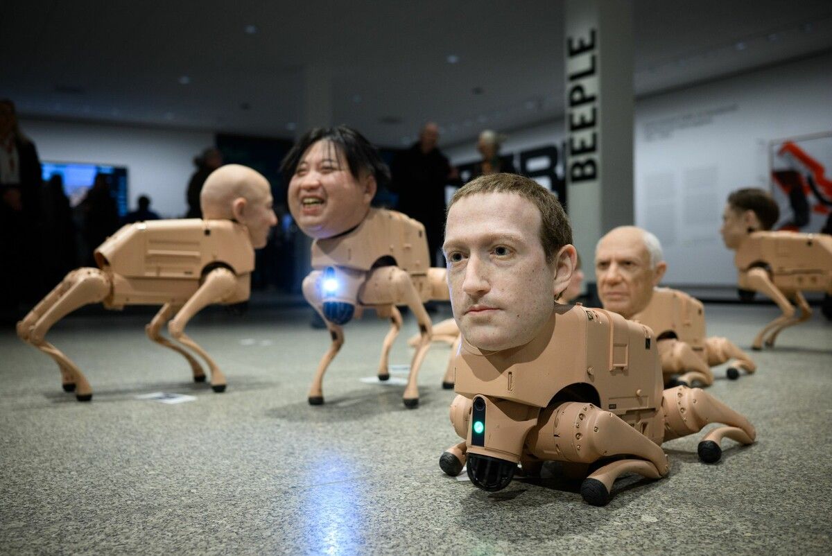 Die interaktive Installation des US-amerikanischen Künstlers Beeple in Berlin zeigt autonome Roboterhunde mit realistischen Silikon-Köpfen bekannter Persönlichkeiten. 