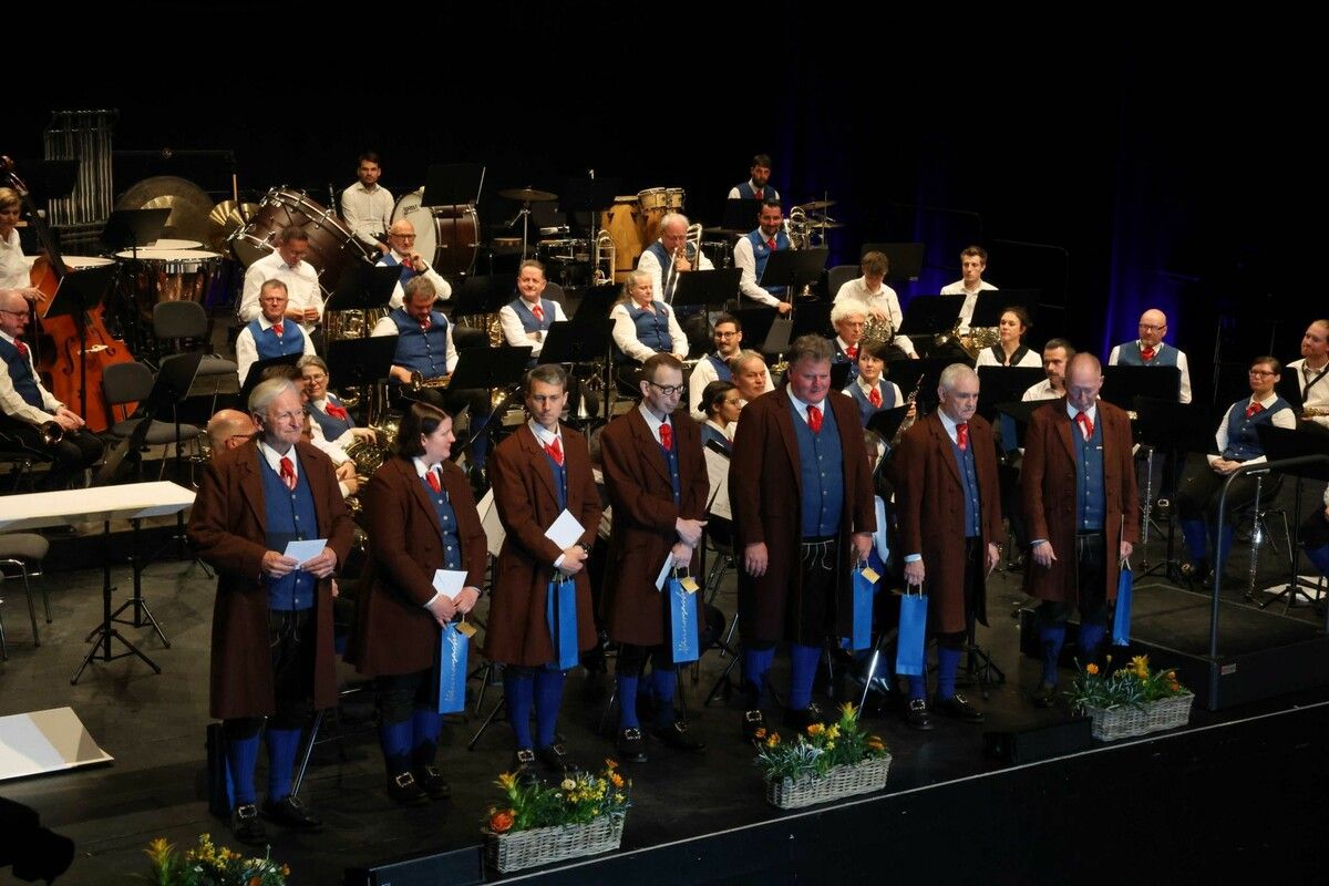 Die Jubilare Martin Jussel, Jennifer Scheriau, Stephan Aberer, Bernhard Winkler, Bernhard Appelt, Desmond McKenna und Peter Efferl. ⇒AME (2)