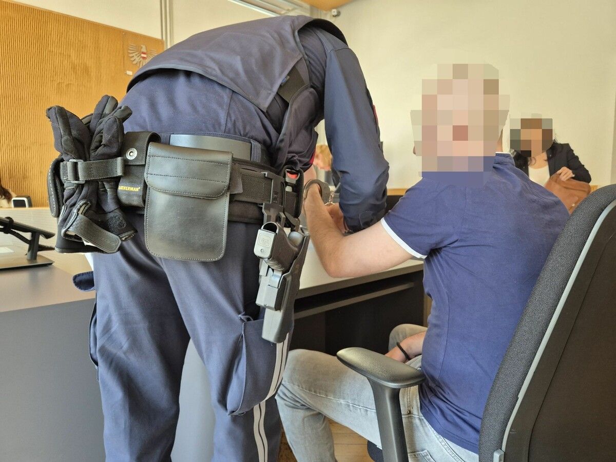 Die Justizwache führte den Angeklagten im Verhandlungssaal vor.⇒eckert