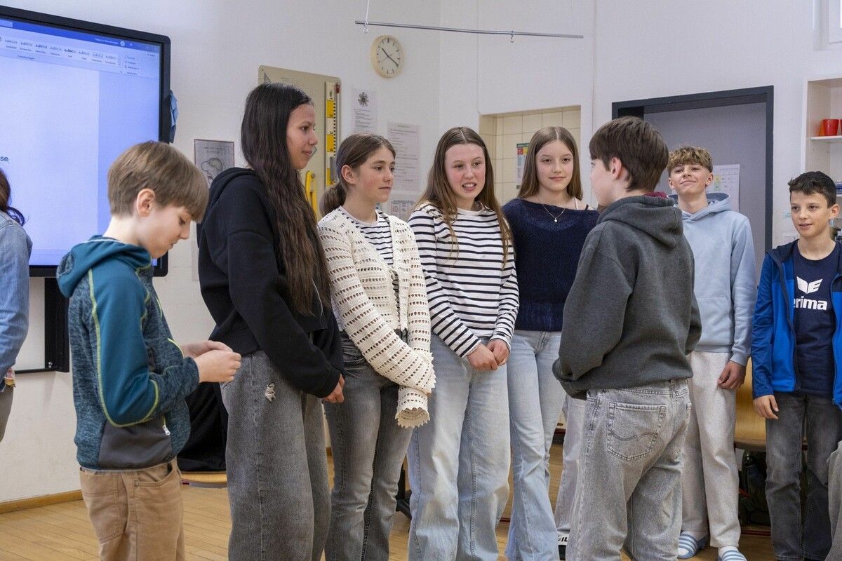 Die Kinder spielen Odysseus in der Gruppe nach.