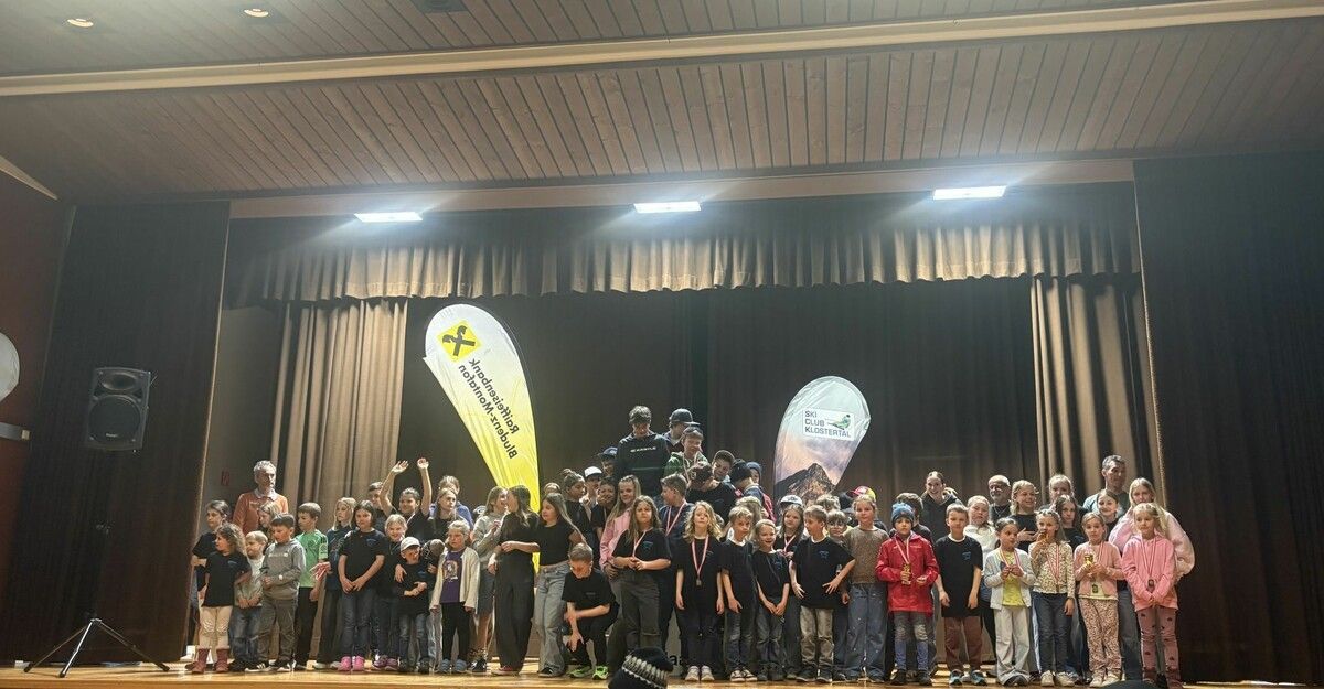 Die Klostertaler Nachwuchsläufer bei der Preisverteilung der Cuprennen.