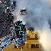 135 Einsatzkräfte bekämpften ­Dachstuhlbrand in Bizau