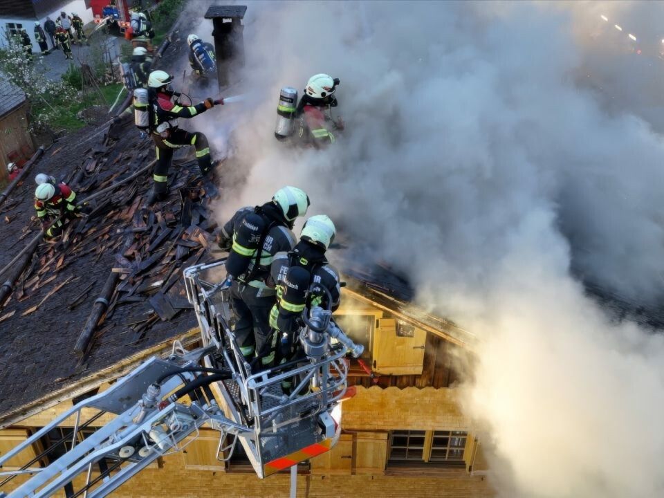 Die Löscharbeiten der Feuerwehr dauerten unter Einsatz eines Lkw-Krans bis in die frühen Nachtstunden an.⇒VOL.AT
