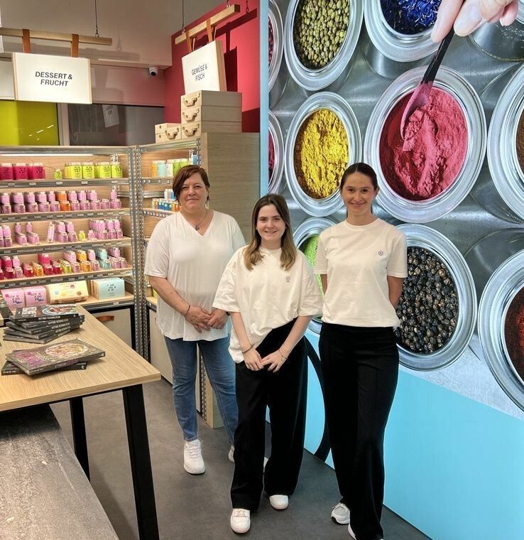 Die Mitarbeiterinnen Patrizia Hartmann, Melissa Heinzle und Magdalena Schwarz.⇒STAY SPICED (2)