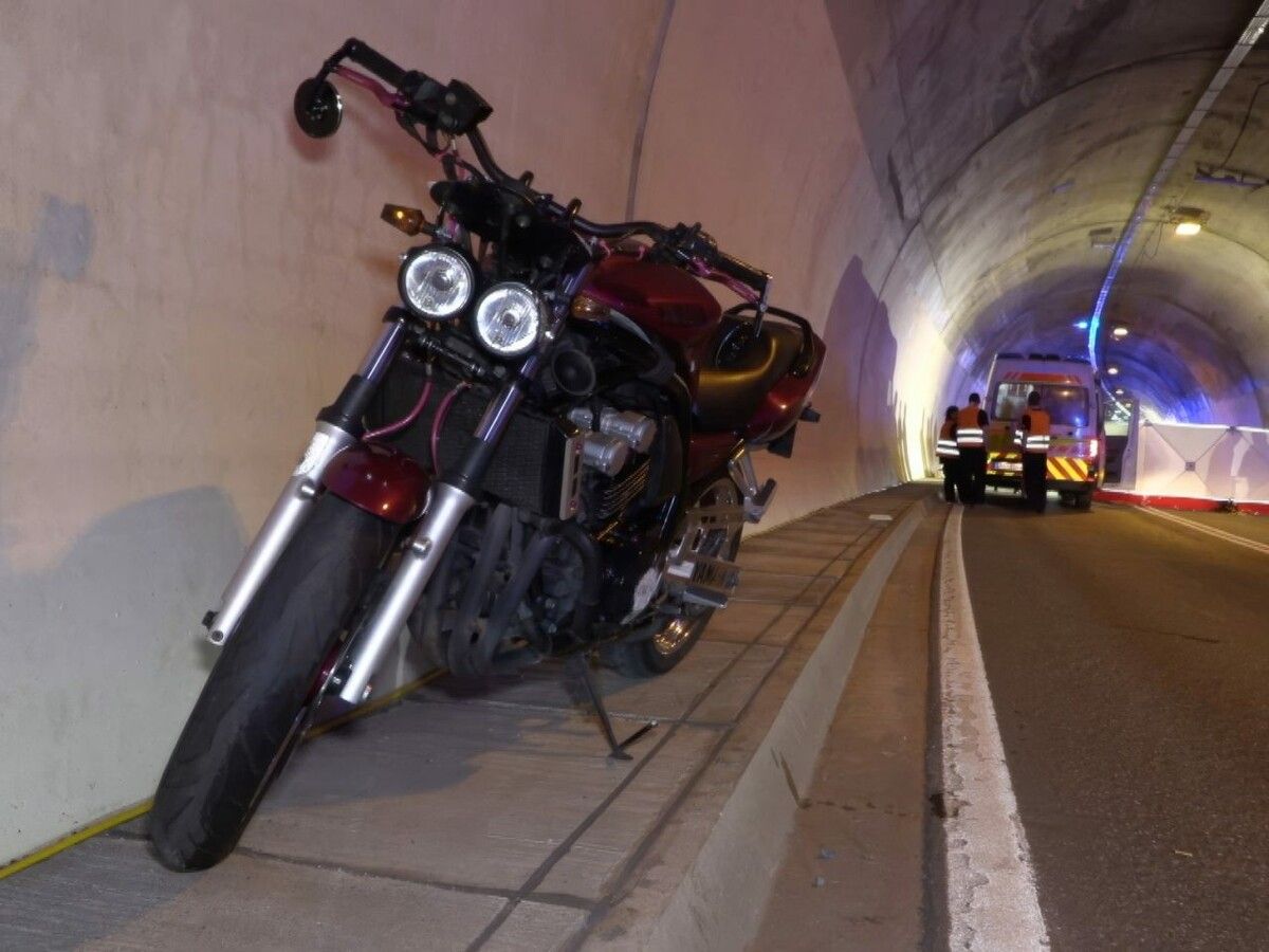 Die Motorradfahrerin erlag noch an der Unfallstelle ihren Verletzungen. ⇒VOL.AT