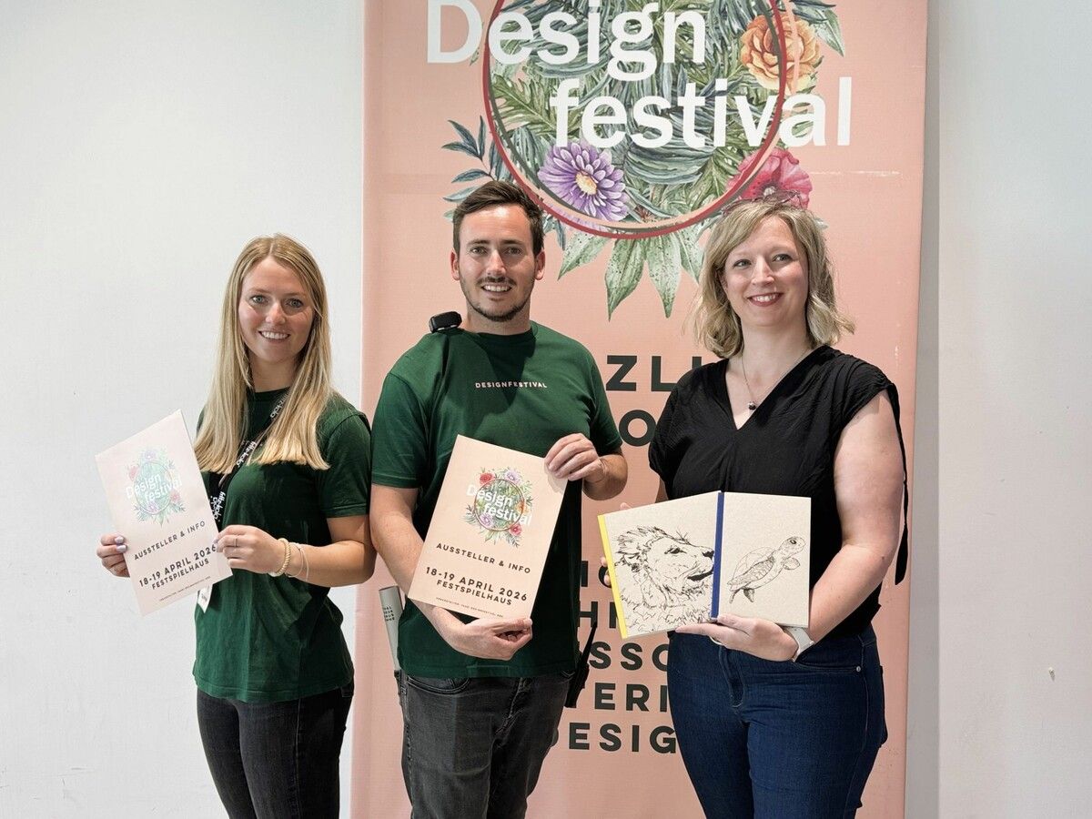 Die Organisatoren Tahia und Riaz Dan Müller mit der Bregenzer Illustratorin Julia Haslinger (Stift 17) beim Design Festival.⇒Sigrid Juen