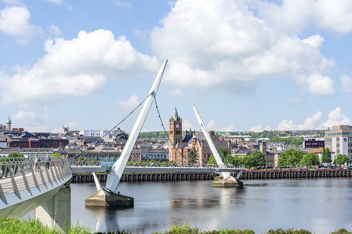 Die Peace Bridge gehört zu den markantesten Wahrzeichen der Stadt.⇒Shutterstock
